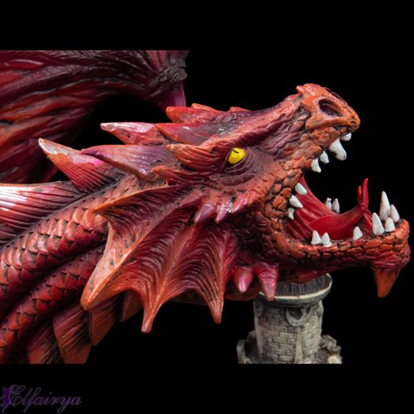 roter-drache-raghor-steht-bruellend-auf-burg